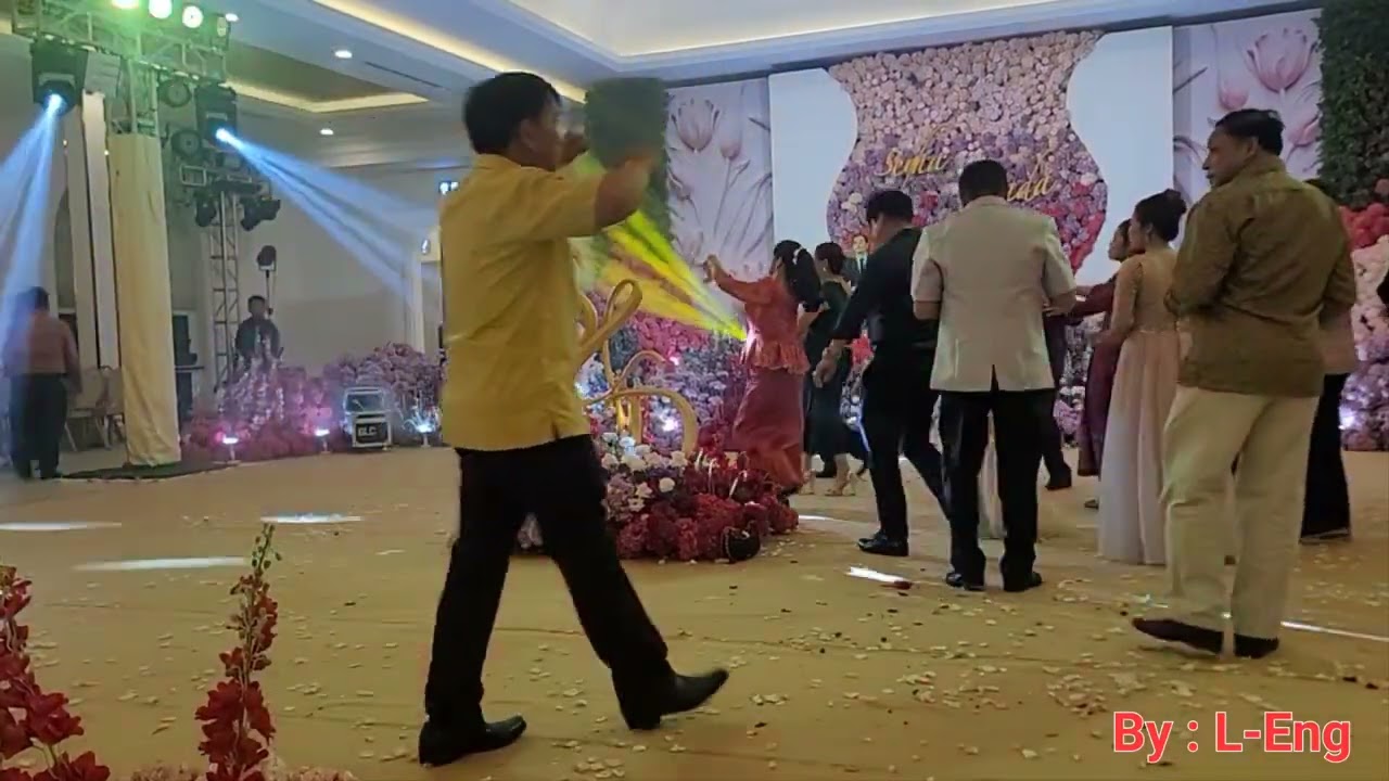 រំលស់ប្រពន្ធ កម្មវិធីរាំកំសាន្តអាពាហ៍ពិពាហ៍ នៅវិមានពិភពថ្មីសែនសុខ 