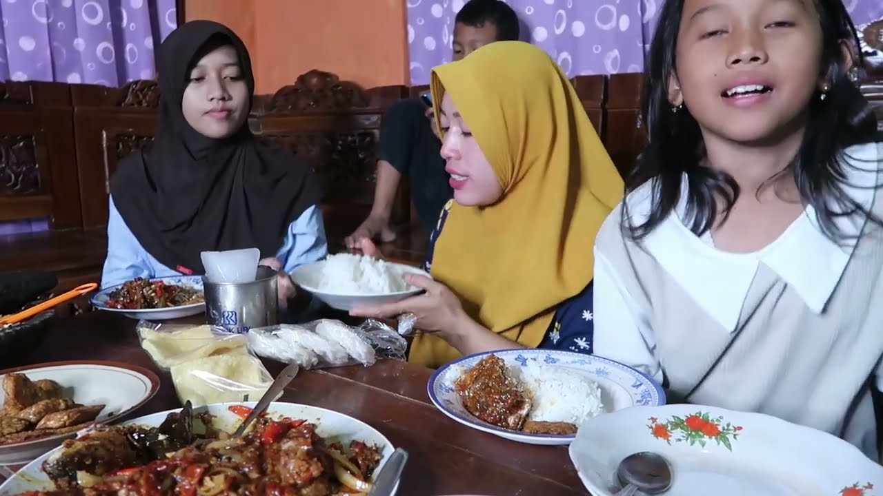 BUKA PUASA SAMBIL CURHAT, NOK ETI NGEFANS SAMA PAK JOKOWI 😍