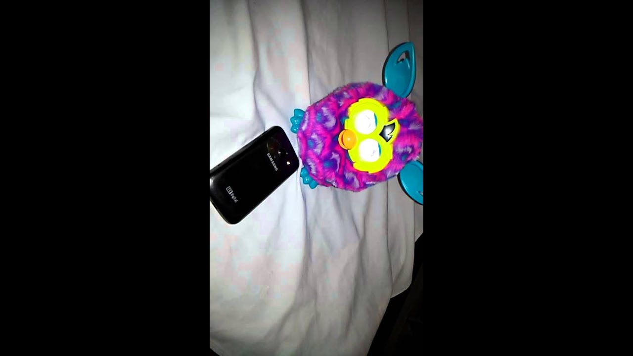 Furby dan&ccedil;ando nas aventuras de furby