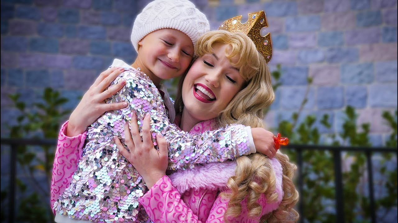 Malia Has A SURPRISE GIFT For Aurora! | Disneyland Meet & Greets