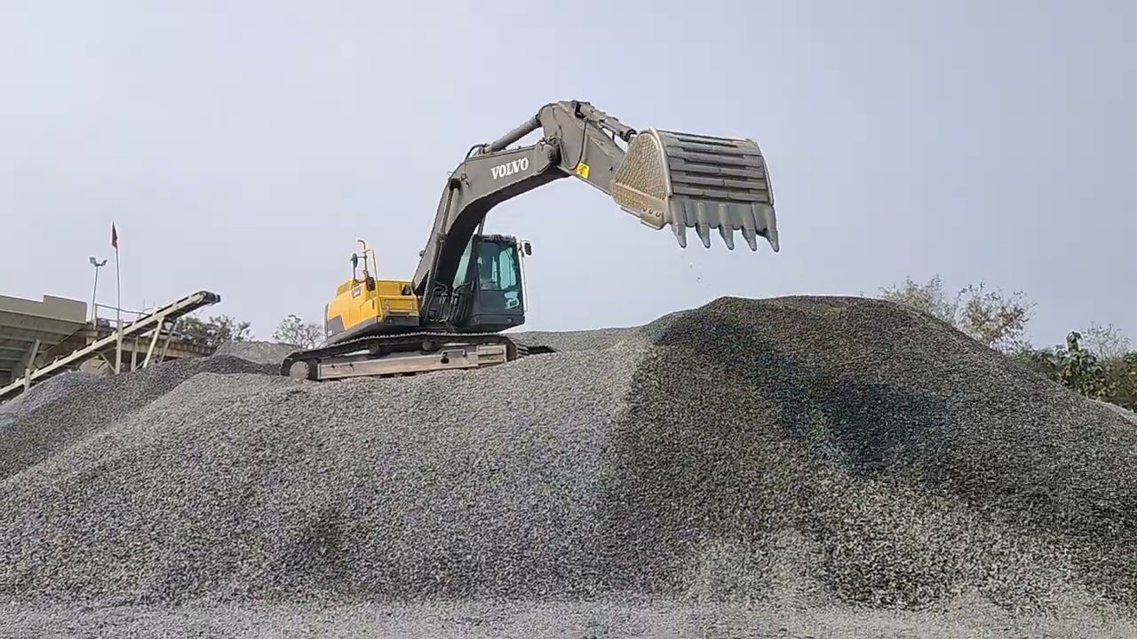 #Volvo EC300EL Excavator Stone shifting 😱😱😱 #volvopower