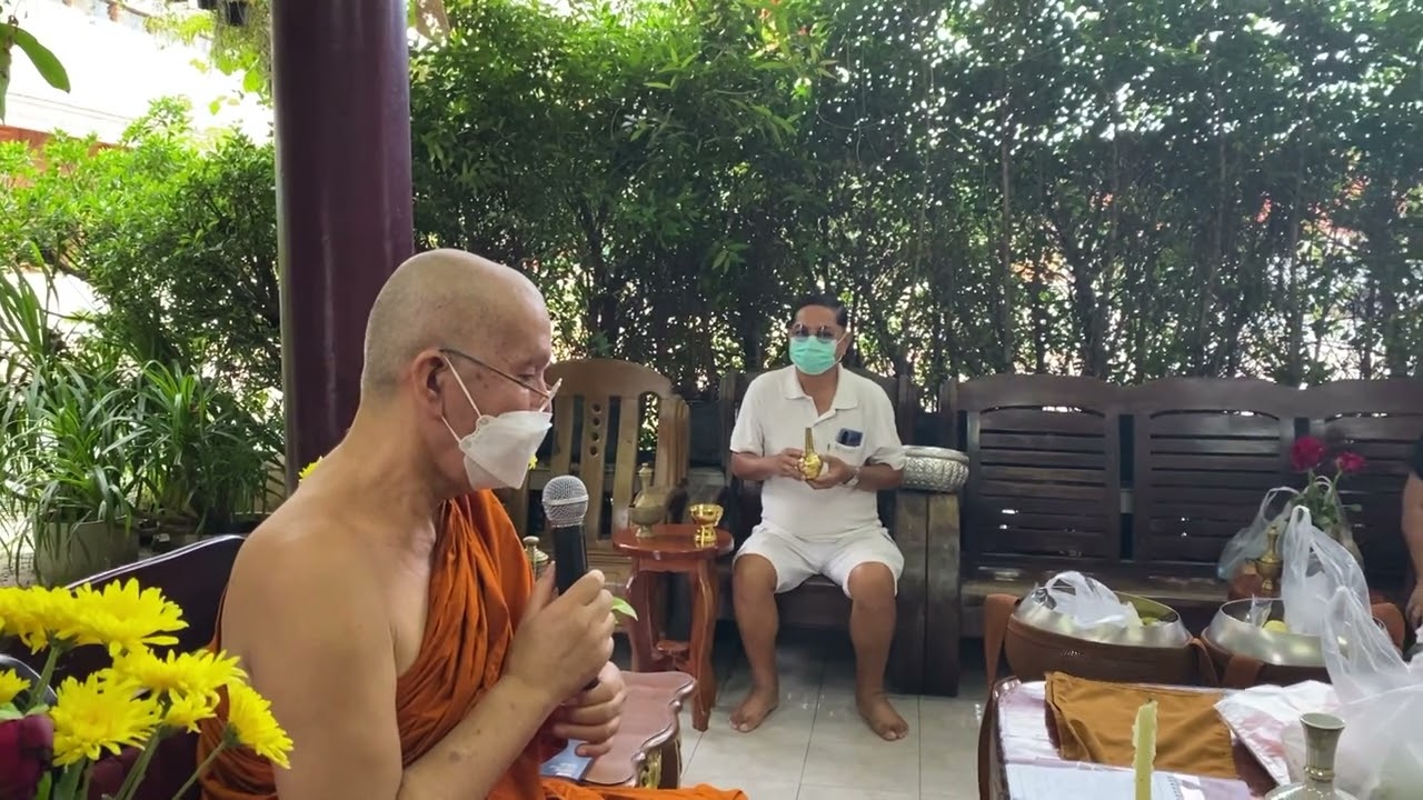 อ.วิโรจน์  บรรดาศักดิ์   ตักบาตรวันที่ ๑๔ กันยายน  ๒๕๖๕วัดมหาวนาราม  อุบลราชธานี