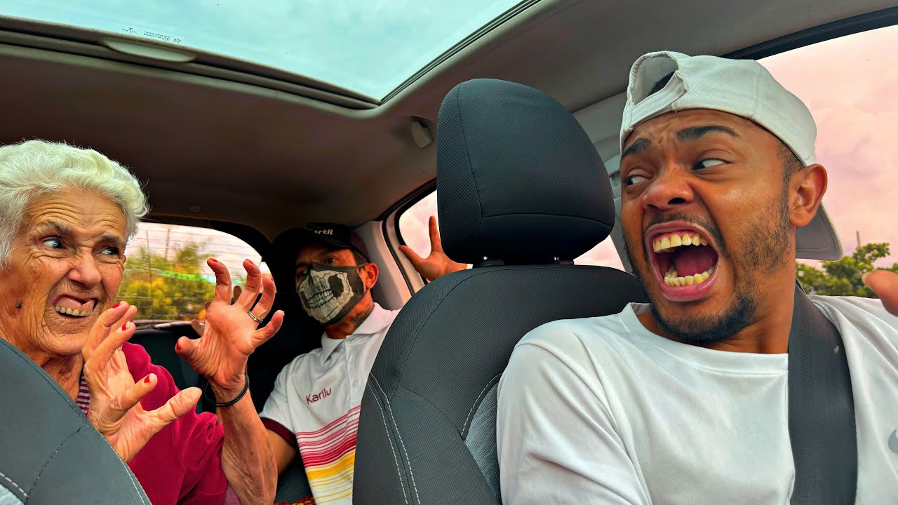 VELHA ASSUSTADORA FICOU POSSU&Iacute;DA DENTRO DO CARRO