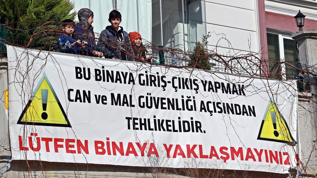 Hem yeni aldıkları evlerinden oldular, hem de kredi ve kira ödüyorlar