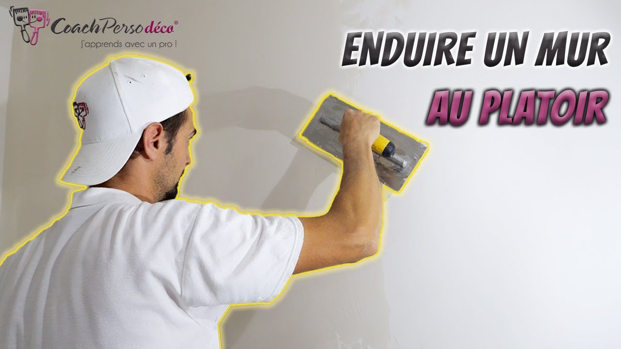 Enduire efficacement un mur avec un platoir traditionnel