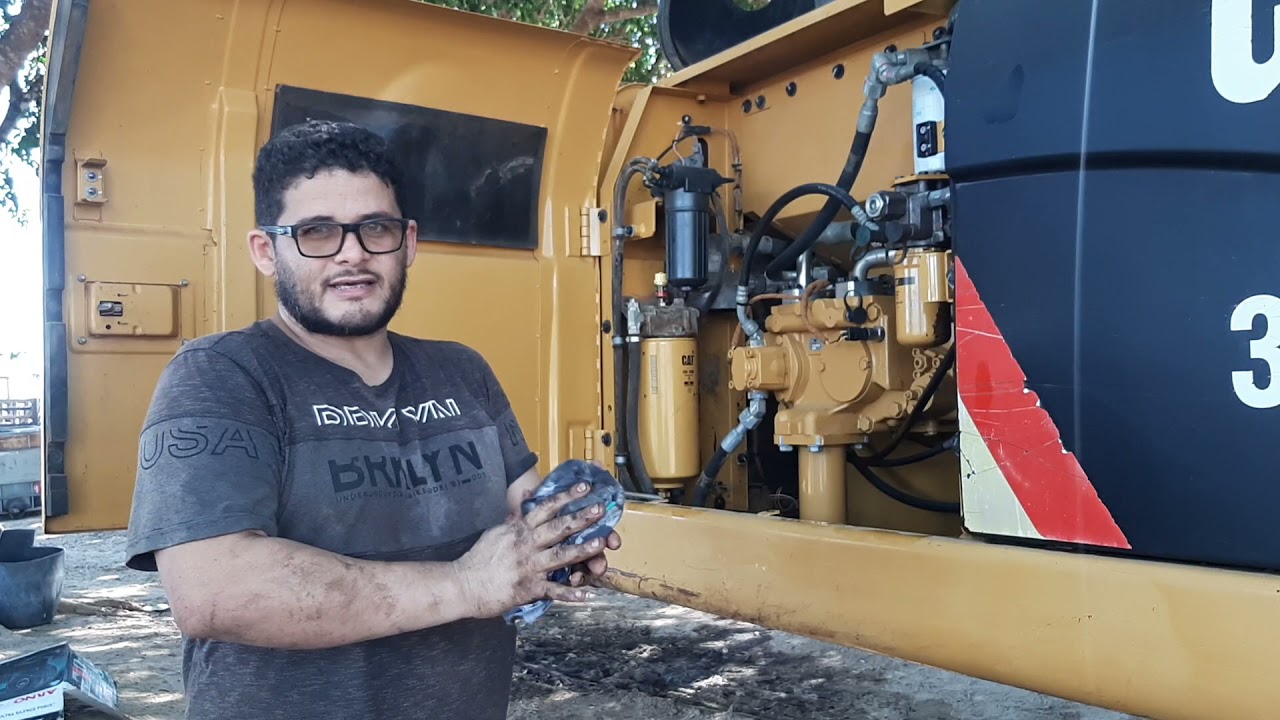 Prosseguindo na revisão da CAT 320D2 troca do óleo do motor!