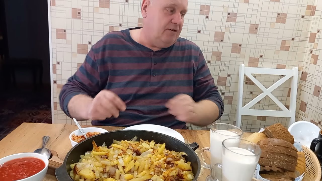 ВЛОГ/МУЖ ЖАРИТ КАРТОШКУ на УЖИН а Я МЕШАЮСЬ и ЛЕЗУ КУДА не ПРОСЯТ/ПРИСНИЛАСЬ МАМА/УЖИН как в ДЕРЕВНЕ