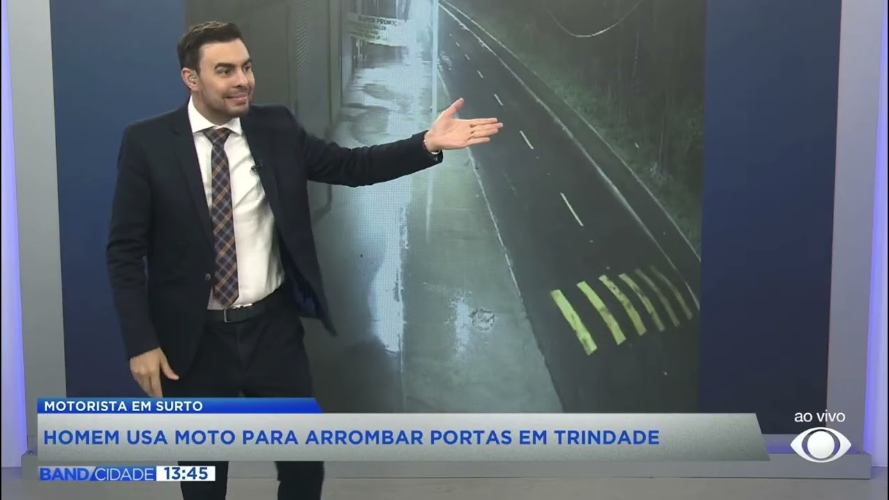 MOTORISTA EM SURTO! HOMEM USA MOTO PARA ARROMBAR PORTAS EM TRINDADE