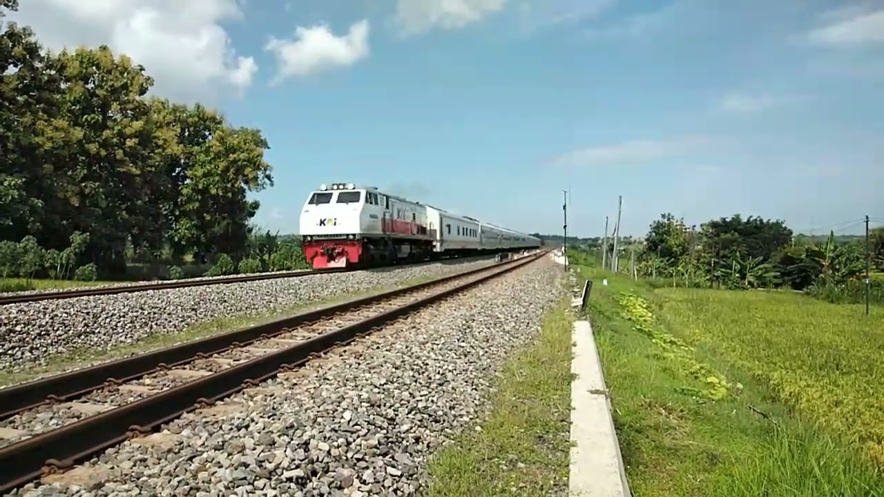KA 150 Singasari melintas relasi : pasar senen-blitar 😁☺️