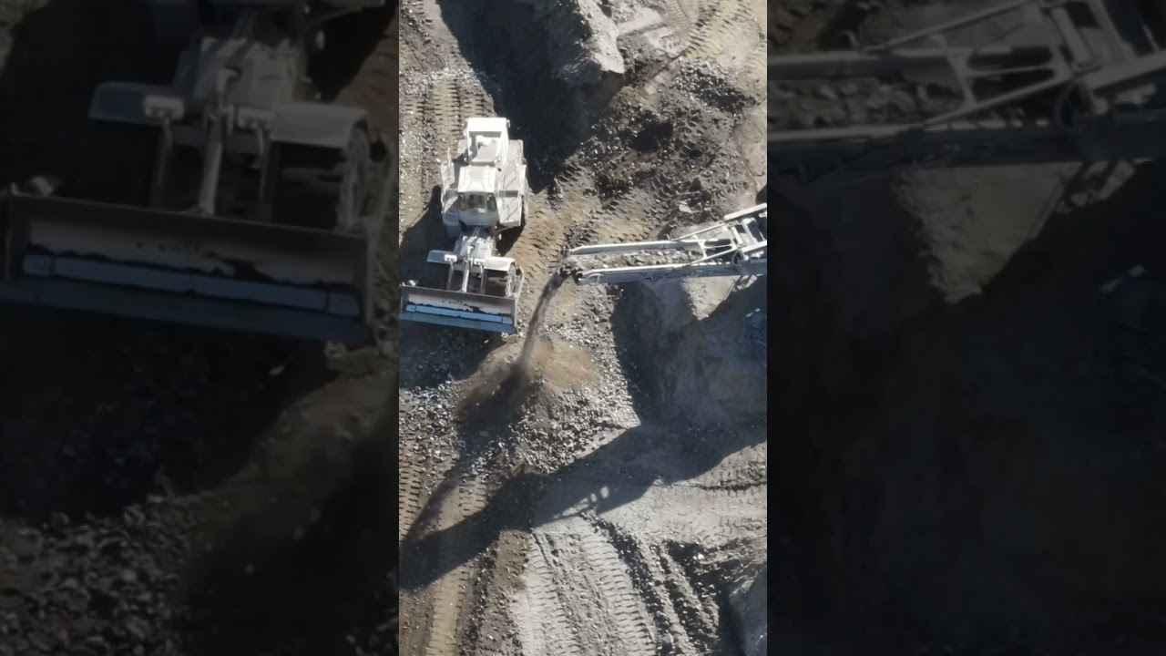 Wheel loader moving materials coming from jaw crusher #postmymachine