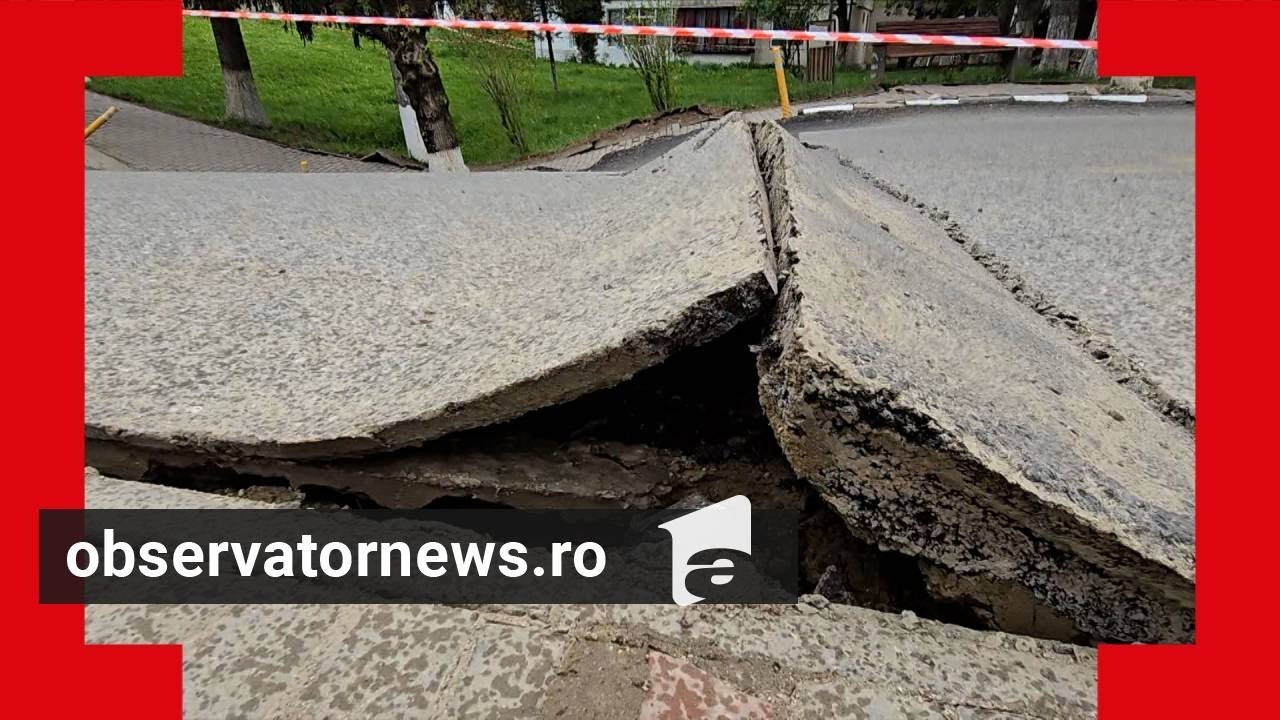 Momentul în care s-a prăbuşit strada din Slănic Prahova. Ce s-ar afla sub craterul de 3 metri