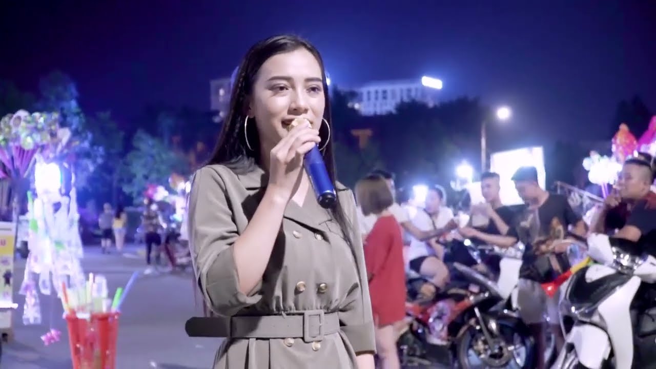 Hồi Tưởng - Cô Em Đứng Phố Đi Bộ Hát Nhạc Trữ Tình Không Có Đối Thủ - Thanh Hiền