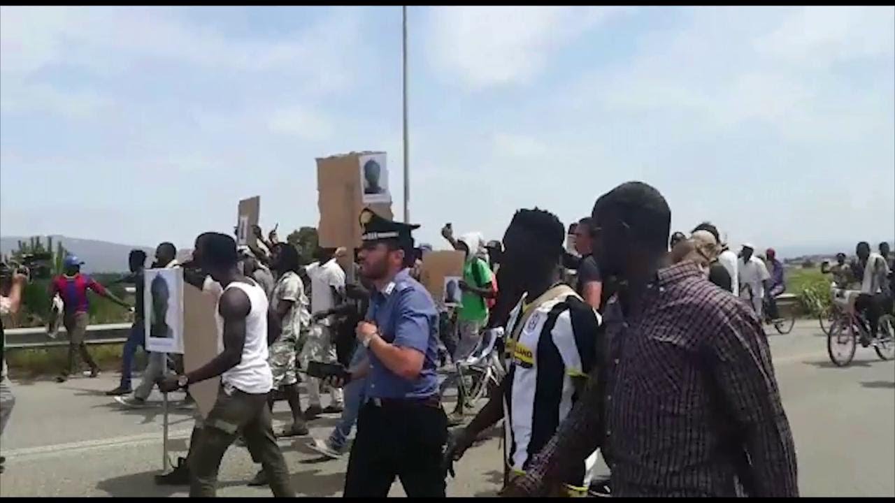 Gioia Tauro, la protesta dei migranti: ''Soumayla uno di noi, vogliamo giustizia''