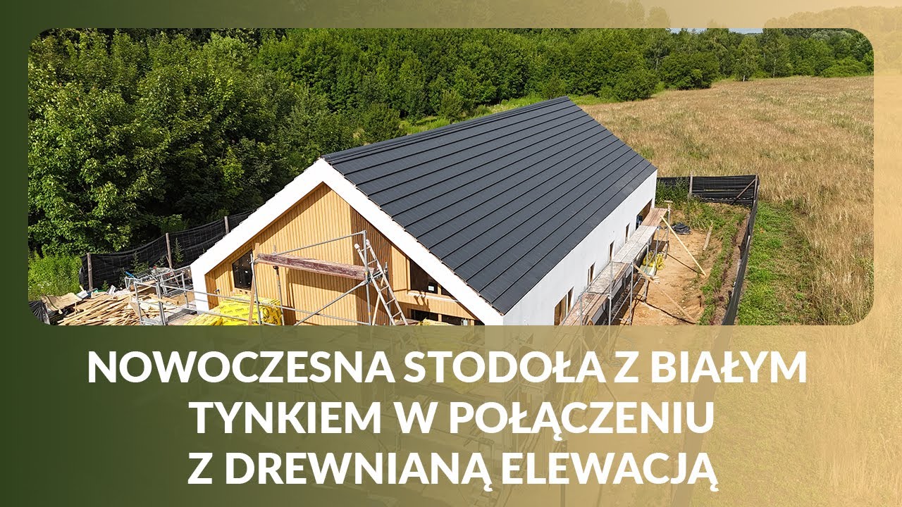 Nowoczesna Stodoła z białym tynkiem w połączeniu z drewnianą elewacją