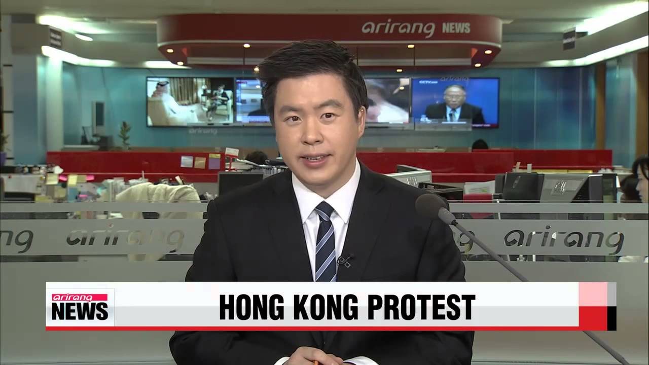 Police clear out protest site in Hong Kong   홍콩경찰 시위현장 정리