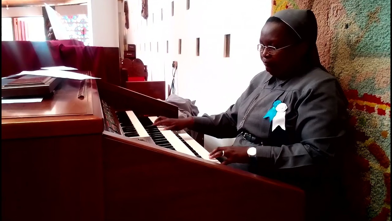 Sista akipiga Kinanda siku ya Watawa Jimboni Singida.