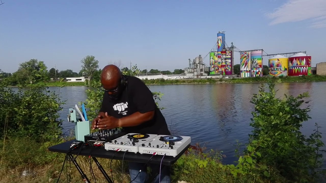 Korg Handytraxx Play, Pioneer DJM 450 & a box of 45s on the Saginaw River with Detroit DJ Shorty B.