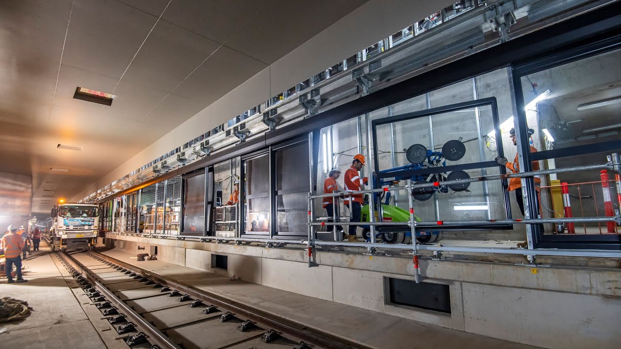 Sydney Metro: Platform screen door installation