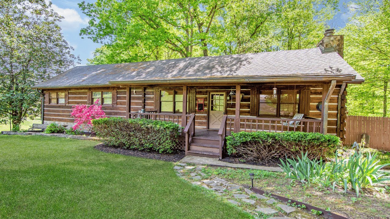 Log Cabin For Sale in Dickson, TN