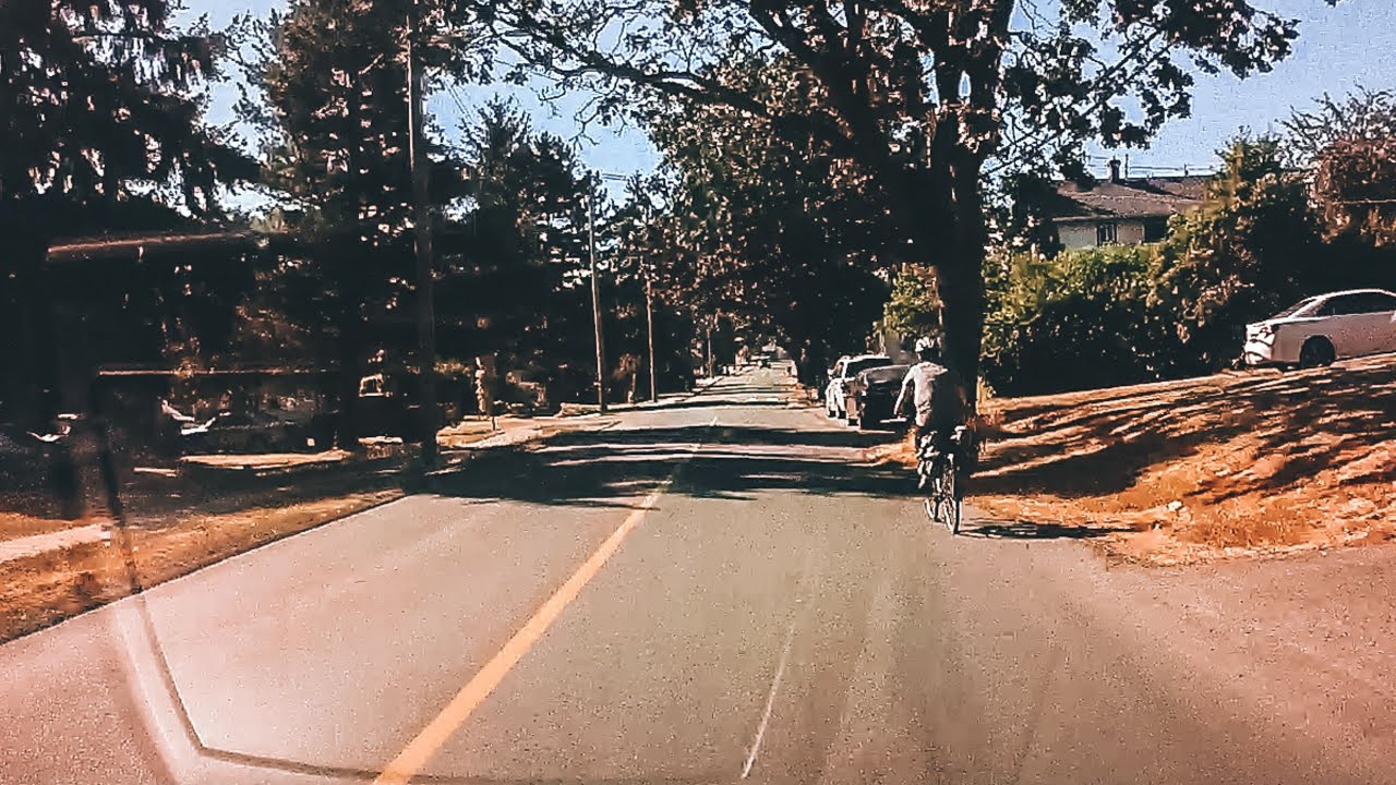 Safe Overtaking of Cyclists: Navigating Narrow Lanes