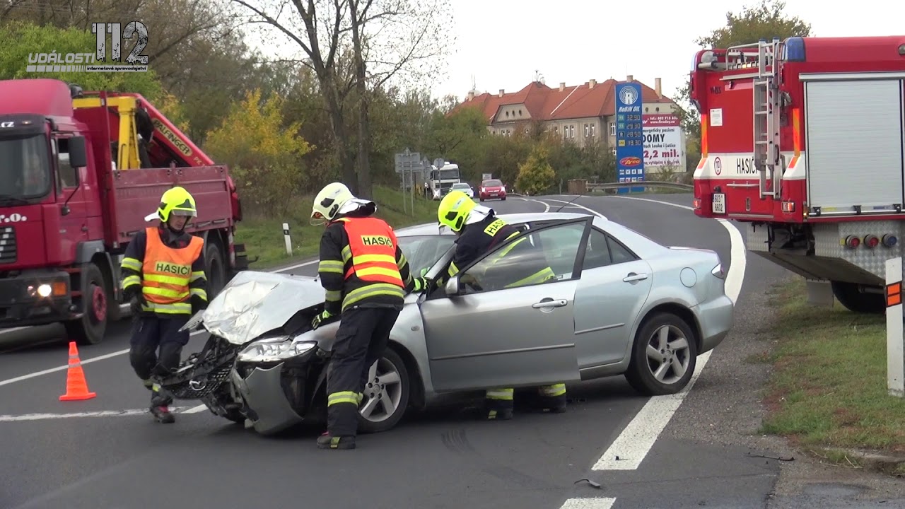 Při střetu dvou aut v Mostě se vážně zranili čtyři lidé