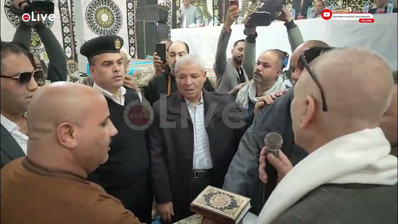 الصلح ينتصر   لحظة تسليم الكفن بين عائلتين في بني مزار بالمنيا بحضور حاشد