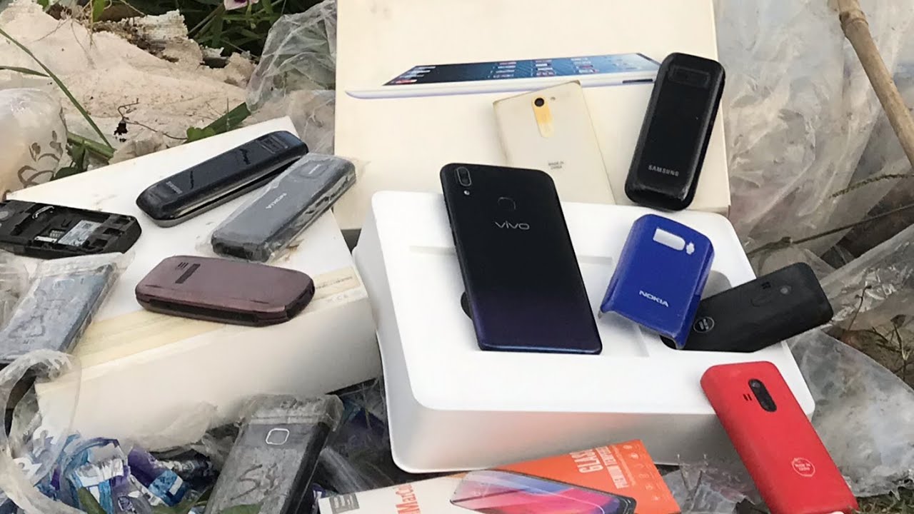 Repair abandoned phone in the trash