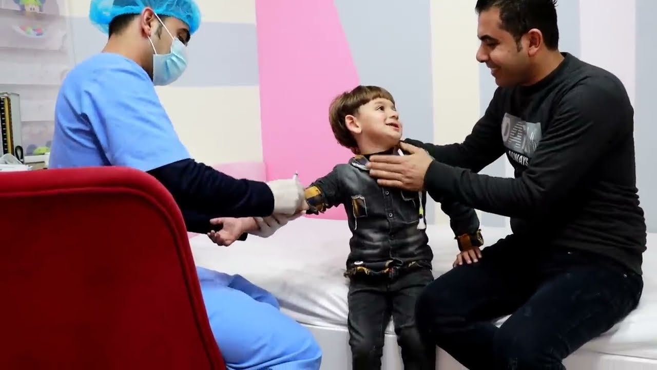 لما بنتك تهرب من الدكتور عشان خايفة من ابرة التطعيم