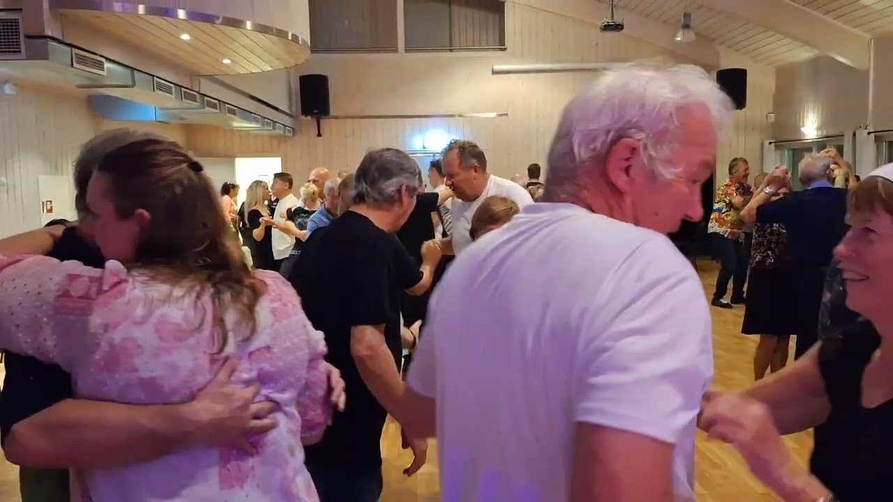 Är det nåt fel på mig med Hilde og Gutta Duo på Tirsdagsdansen 16.9 Dansnytt Magne Engebretsen 