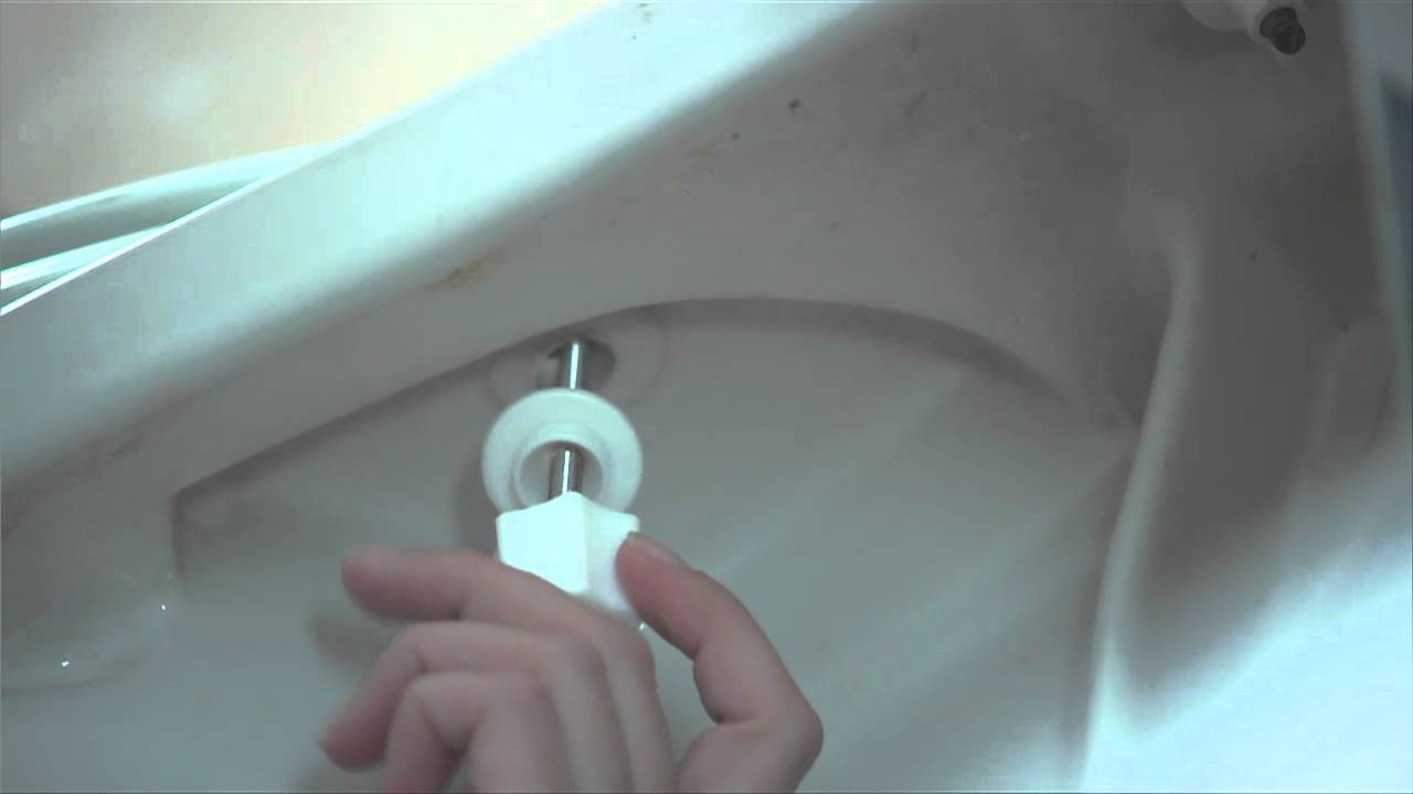 Remplacer l'abattant des toilettes
