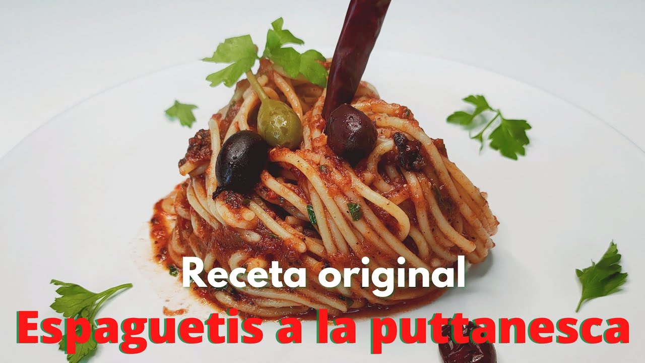 Espaguetis a la puttanesca con anchoas, aceitunas negras y alcaparras