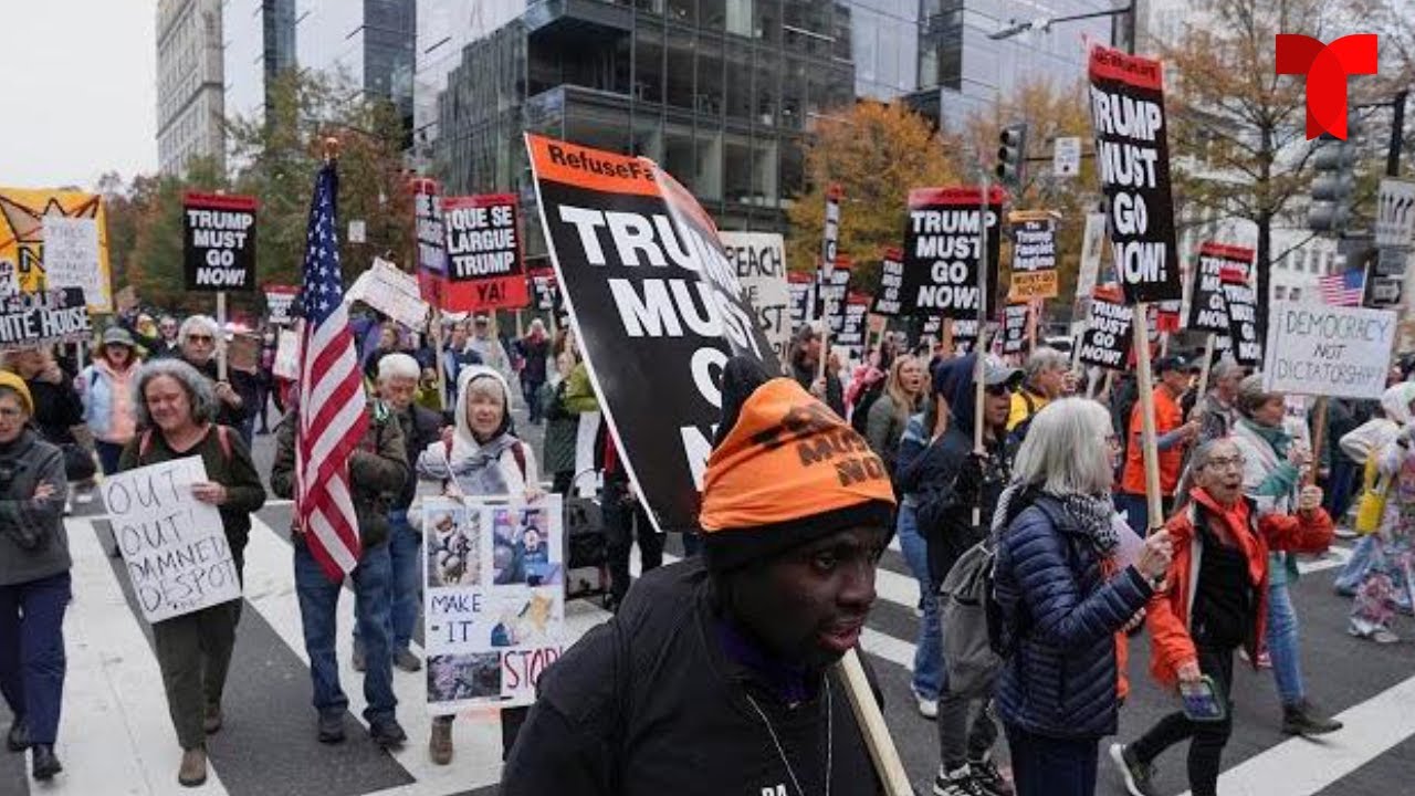 Manifestantes protestan contra Trump frente a la Casa Blanca