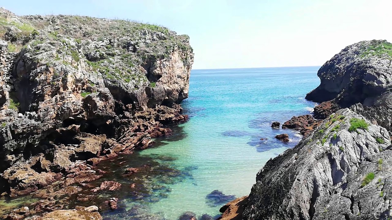 Llanes, playa de Antilles cue