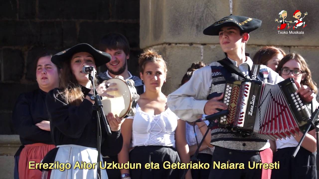 1608070602 Aian Trikitixa Txapelketako sariak jaso ondoren, irabazleak eskeini zuten pieza