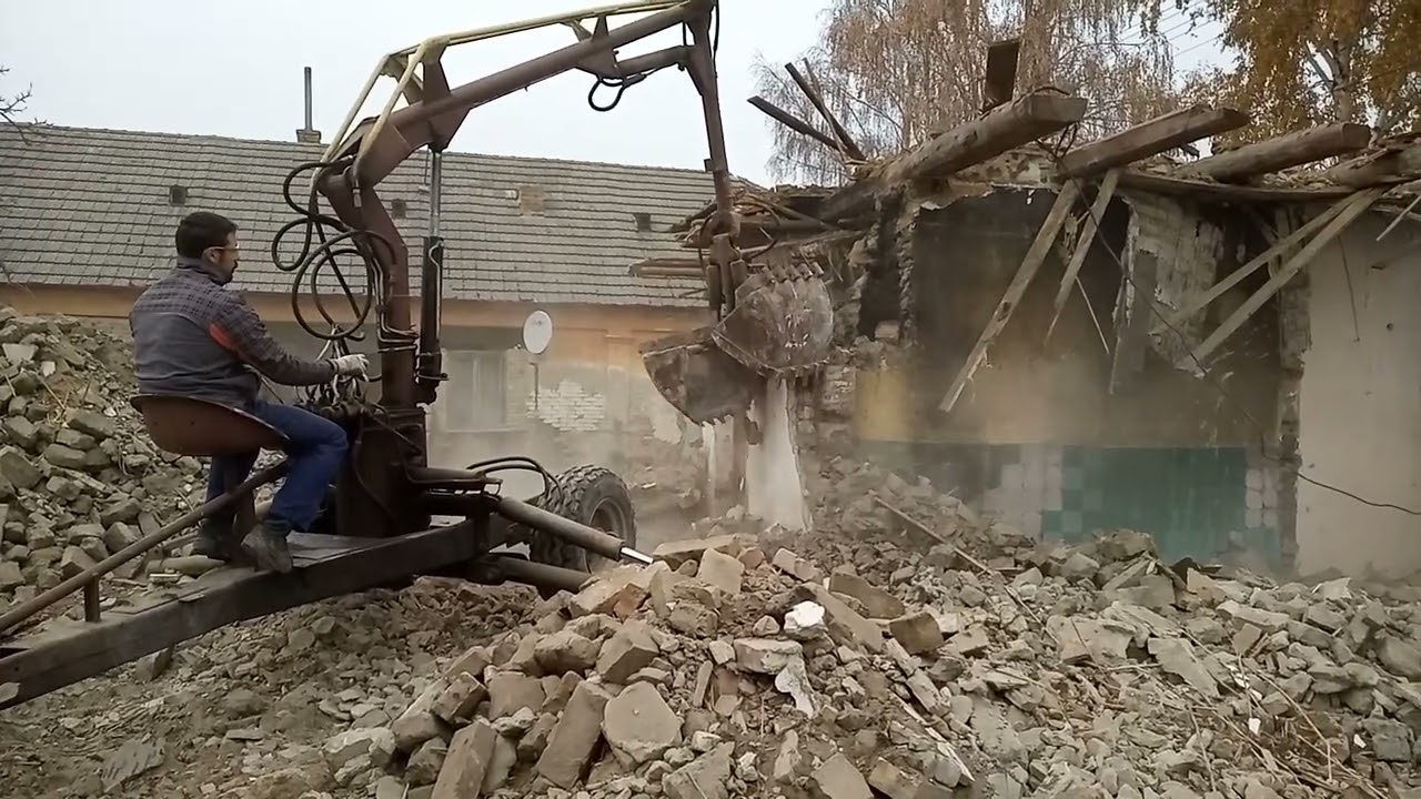 Zetor 7211 + nakladač UNHZ 500 - B&uacute;ranie star&eacute;ho domu