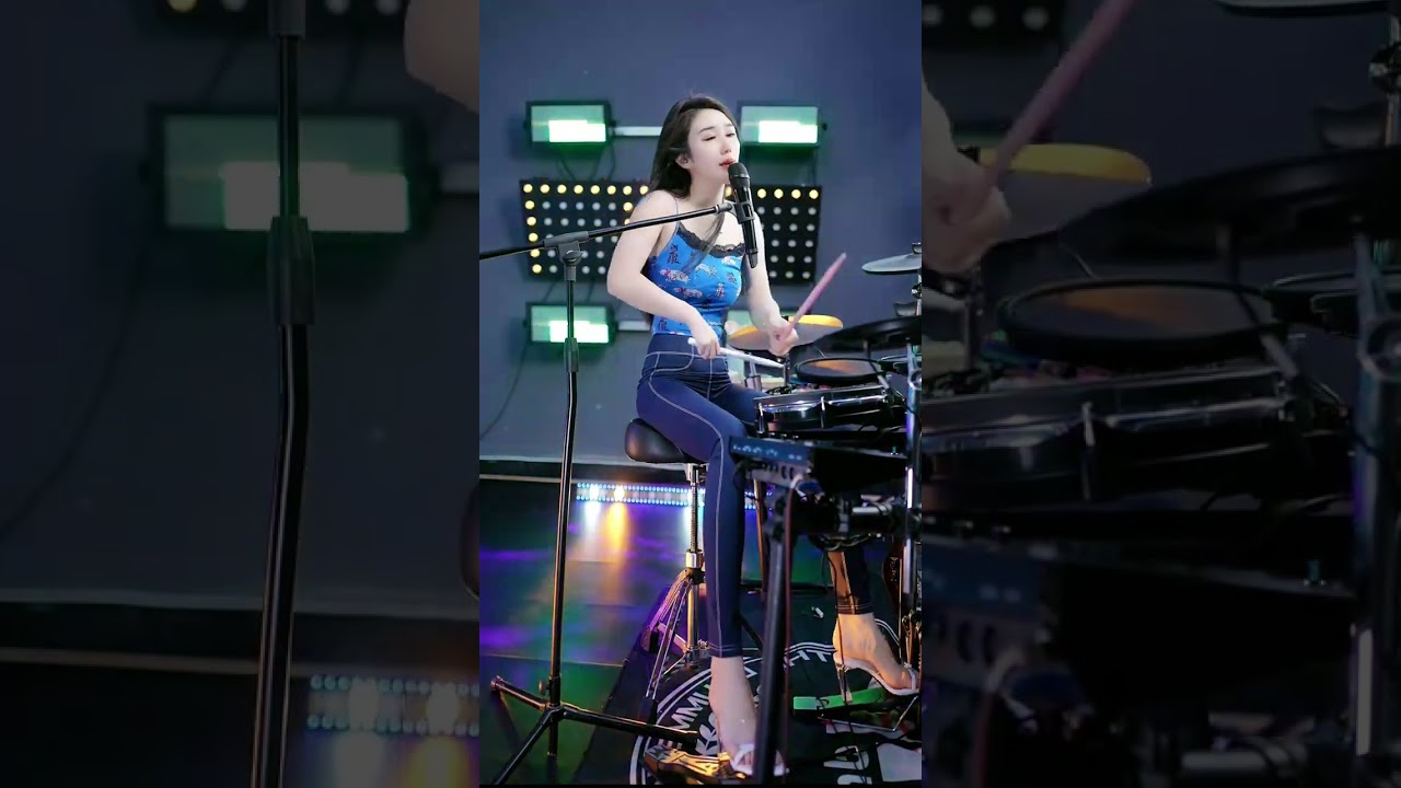 节奏与歌声的双重魅力，美女鼓手用鼓点诠释热情#美女鼓手 #架子鼓演奏 #音乐才艺 #边唱边打 #shorts热舞