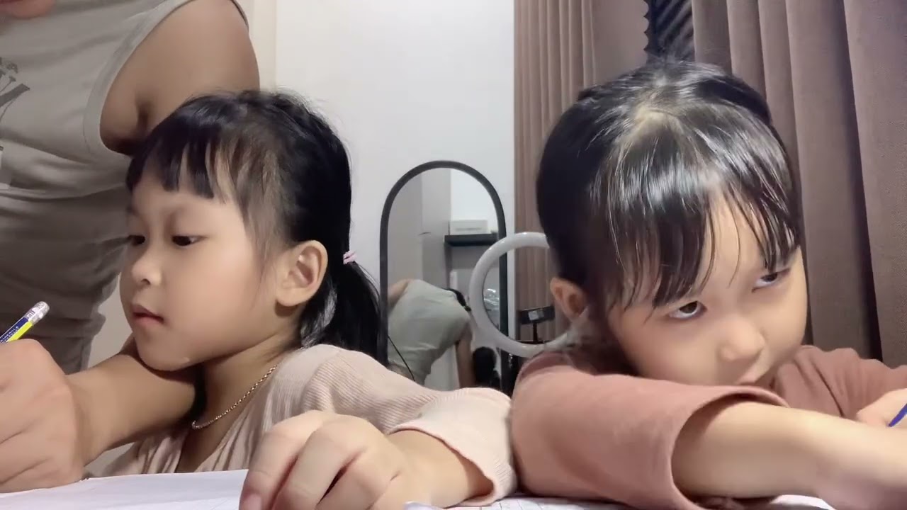 Đến Hè Là Vào Lớp Một Rồi Nên Giờ Phải Tập Đọc Viết.
