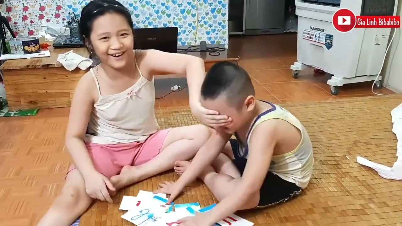 Gia Linh dạy em Cò học bảng chữ cái em Cò trốn Gia Linh