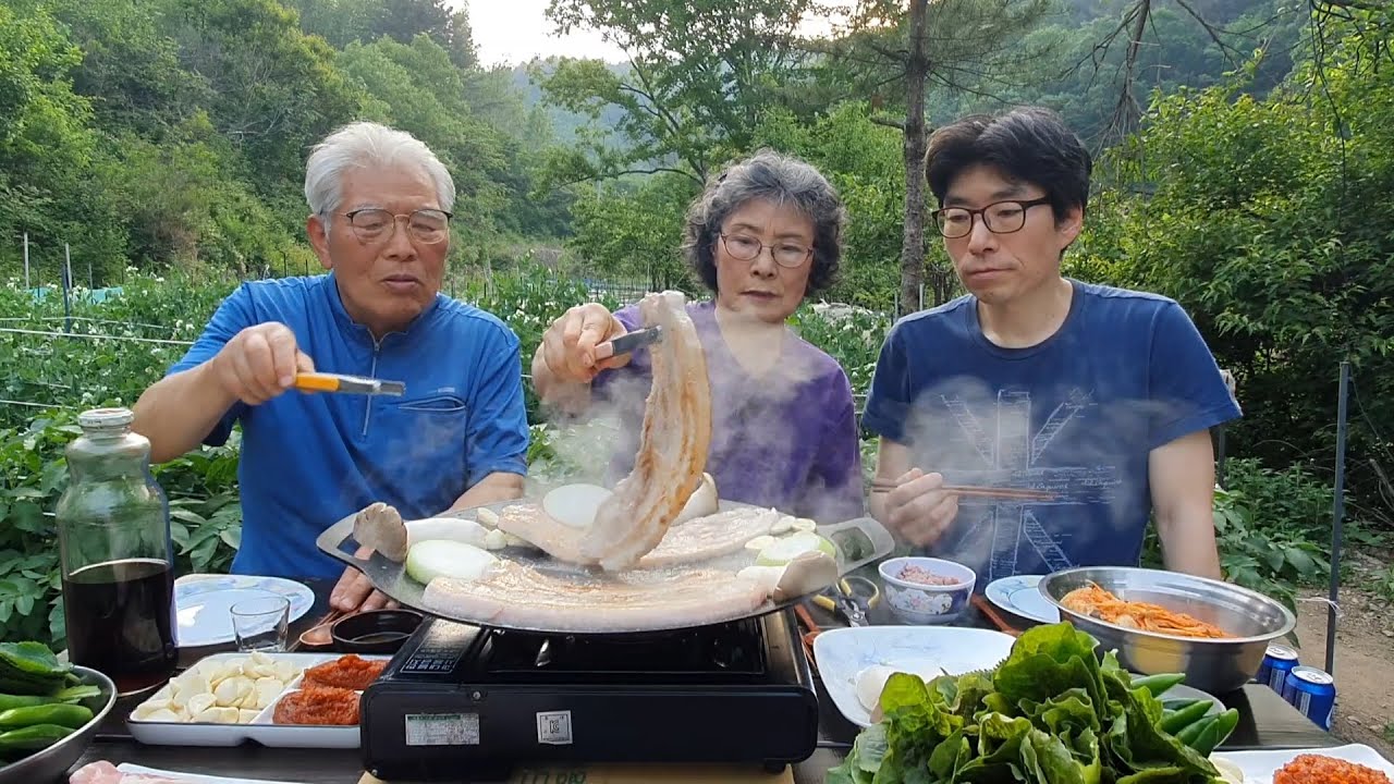 Кимчи и мукбанг из свиной грудинки, кимчи, утиное мясо, мукбанг на открытом воздухе