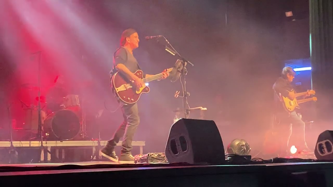 LOS SECRETOS NUEVO TEMA "EN CONTRA DIRECCIÓN".