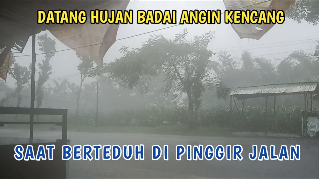 Hujan Deras Angin Kencang datang di saat berteduh di pinggir jalan raya magetan kawedanan