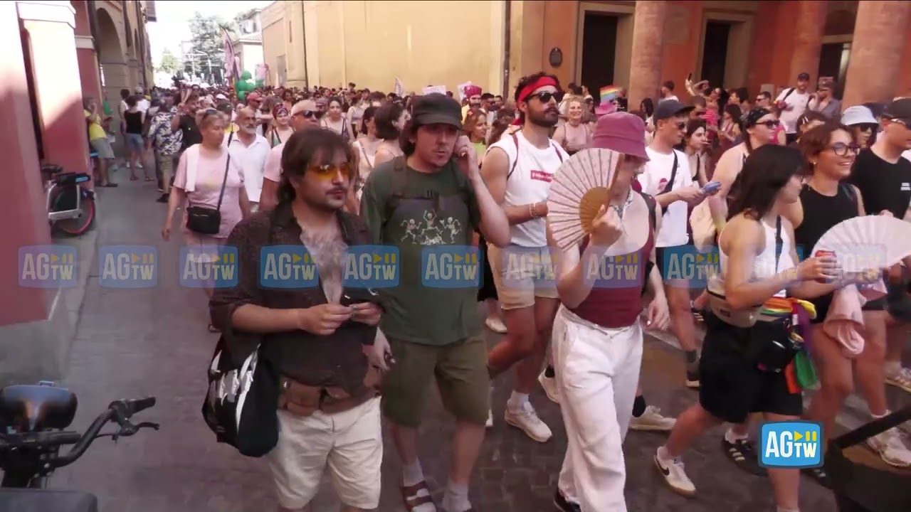 Pride, a Bologna sfilano circa 30mila persone