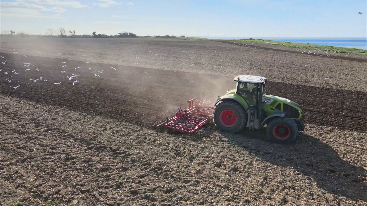 Claas Axion 920 | Vibroculteur 7m | Pr&eacute;paration des sols en bord de mer