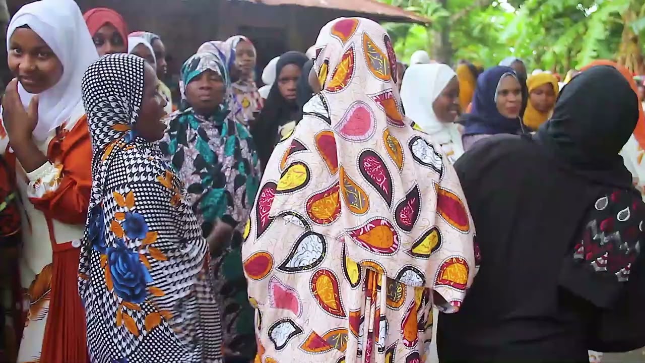 KWA QASWIDA ILIVO PAMBE MTAZAME MWALIMU JUMA FAKIH AKIWASOMESHA WANANDOWA