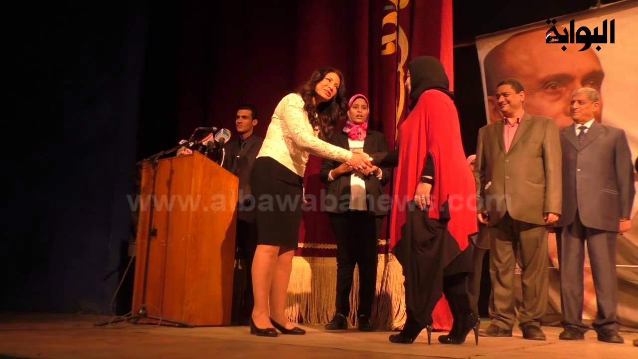 محمد صبحي يقبل يد سوسن بدر أثناء تكريمها في مهرجان المسرح التربوي