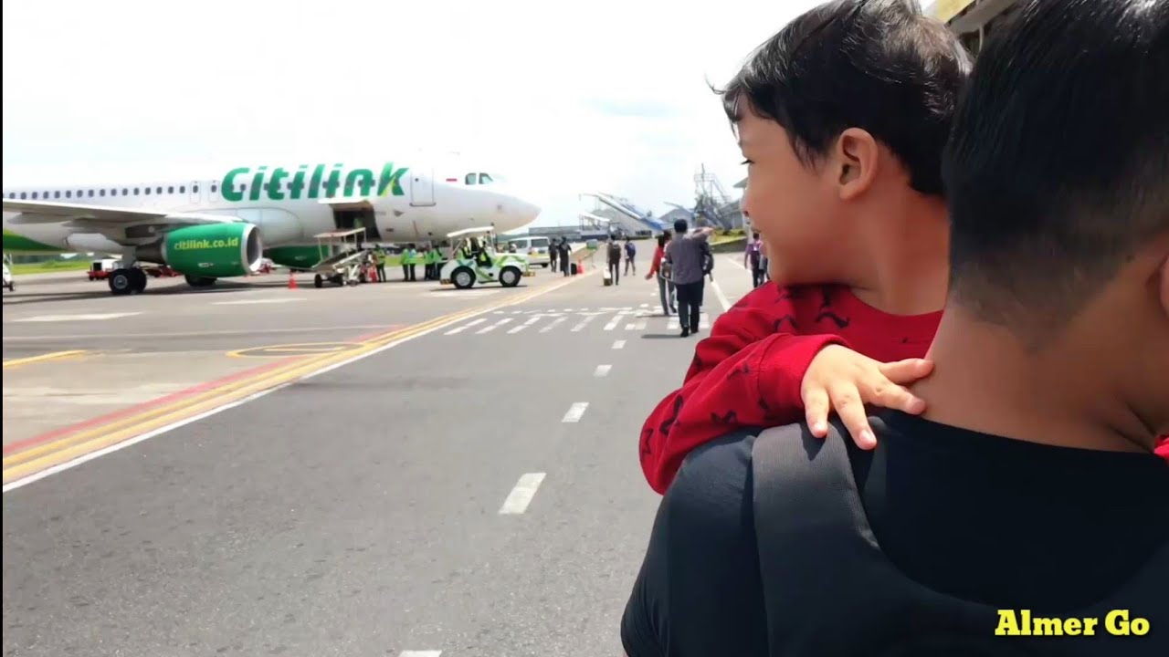 Almer Pertama Kali Naik Pesawat ke Jakarta ? Nangis ? Takut ? Atau Senang ?
