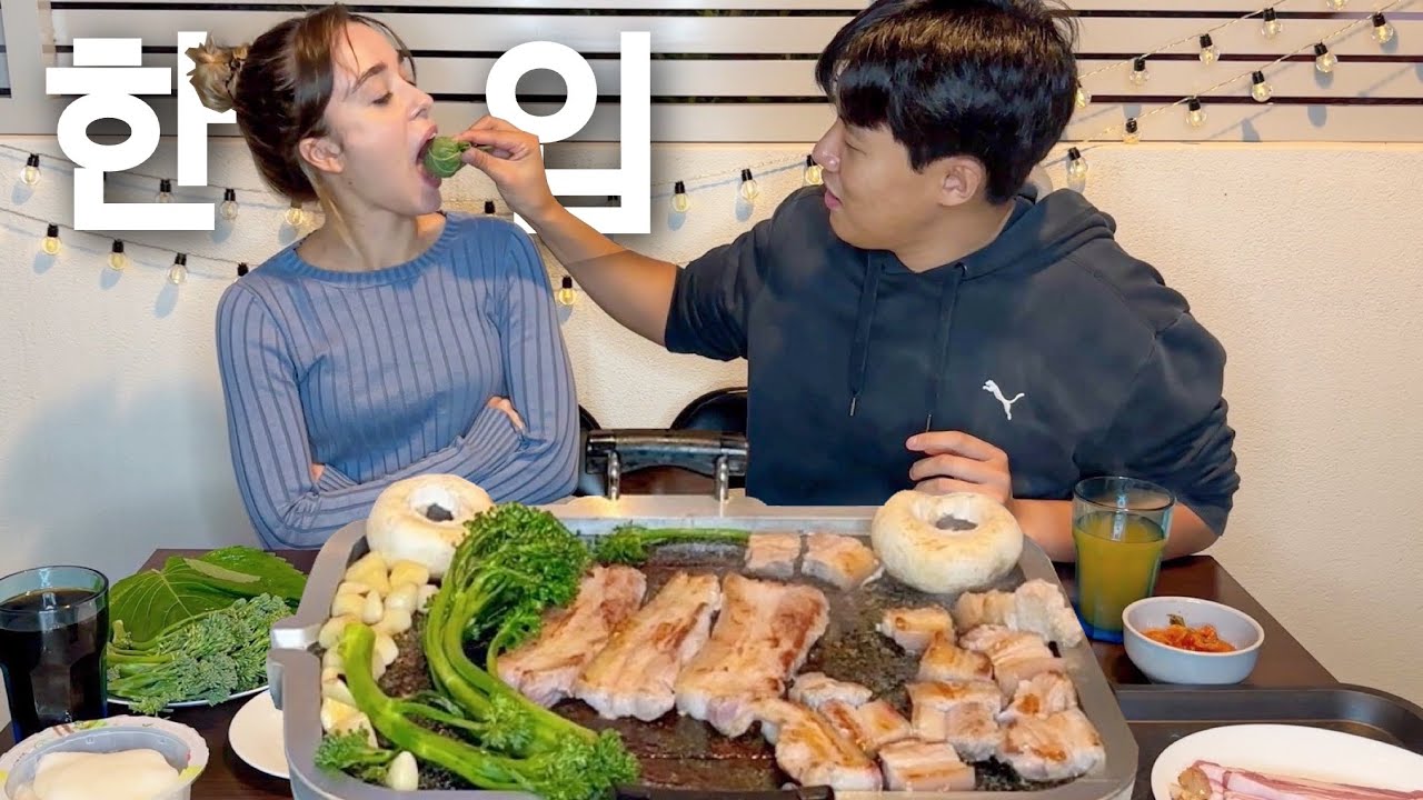 1KG Juicy Korean Pork Belly MUKBANG Outside In Winter + how to eat it! | International Couple