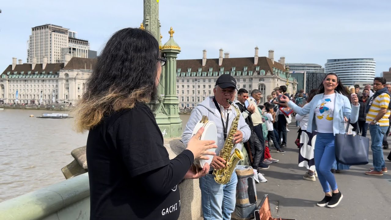ロンドンのウェストミンスター橋で路上ミュージシャンに乱入してみた　#westminsterbridge  #London #westminster #tambourine #sax #riq