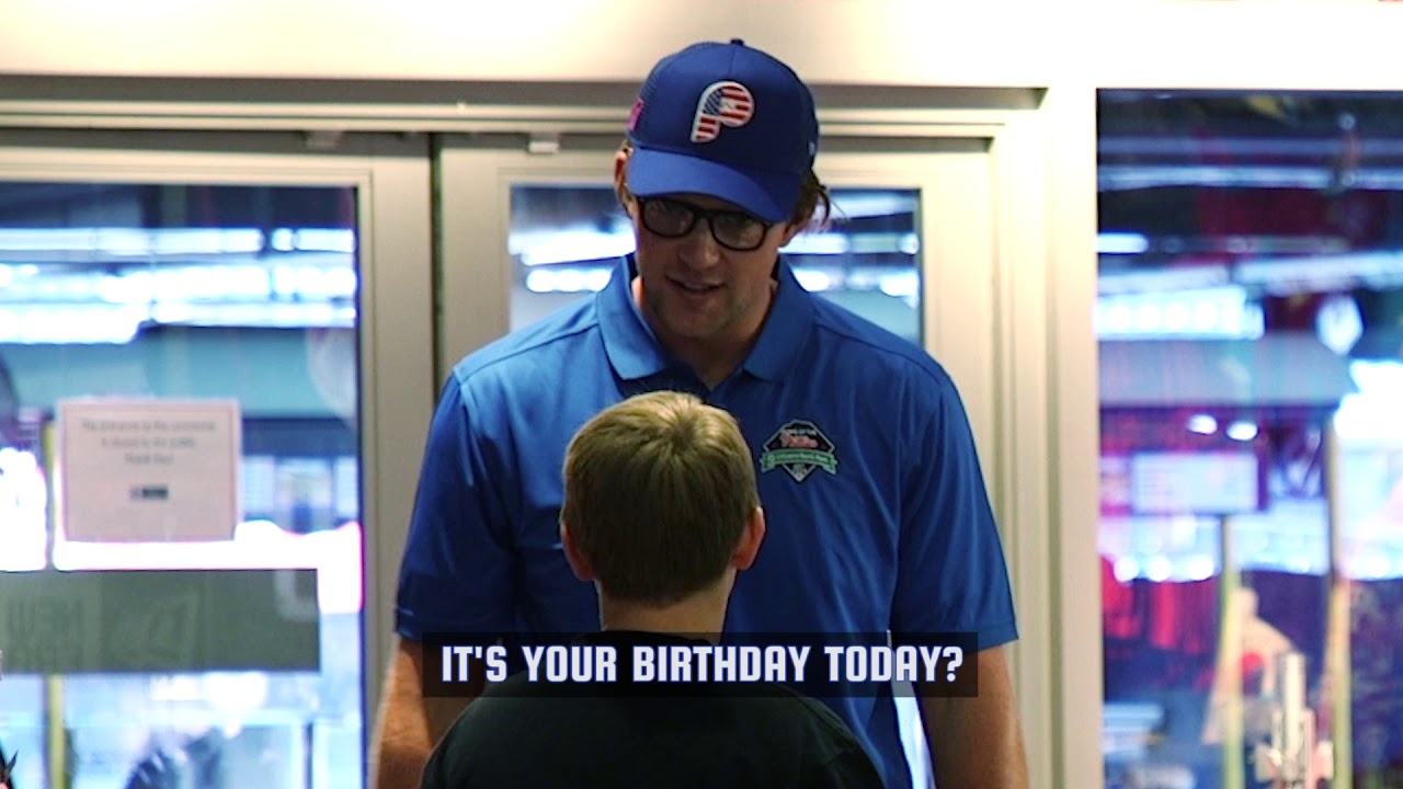 Rhys Hoskins in disguise tricks shoppers at the New Era Store