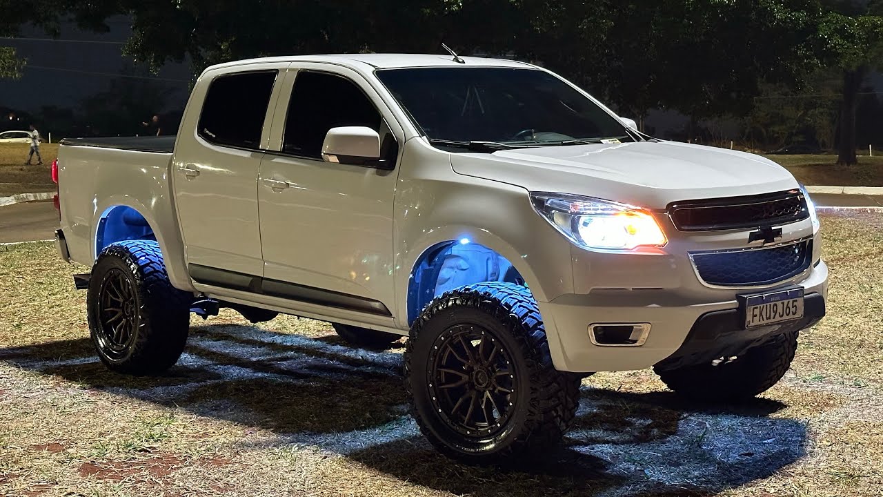 S10 LT 2013 COM ESCAPE DIRETO DE 4 POLEGADAS , PNEU 33 , RODA GRINGA
